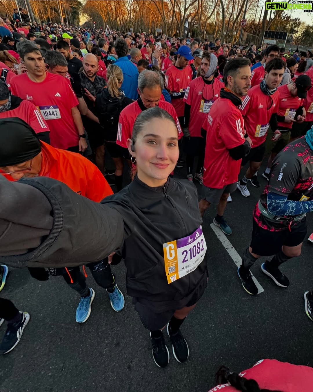 Mariam Habach - 24.7K Likes - la historia de buenos aires se cuenta diferente a lo vivido, inusual y llena de emoción. 

más allá de una carrera de veintiún kilómetros en otro país que fue conocerla corriendo por sus calles emblemáticas, después de ocho meses corrí mi primera carrera internacional que fue toda una aventura, en este caso mi segundo medio maraton.

la carrera la vi por Instagram, investigue y me pareció increíble poderla correr, compré mi ticket de la carrera y dos semanas antes pasajes. Al principio dudé full en ir pero al final no podía dejar de perderme esta oportunidad que tenía para poderla vivir. 
Tengo amigos viviendo en Argentina, así que fue ideal verlos y poder compartir después de tantos años. 

A parte de correr y enamorarme, comí divino, me tomé después de la carrera un buen vino, comí demasiados alfajores, tuve buenas conversaciones y me vine de nuevo feliz. 

Este viaje, jamás lo olvidaré.