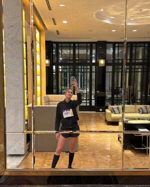 Mariam Habach Instagram - la historia de buenos aires se cuenta diferente a lo vivido, inusual y llena de emoción.
más allá de una carrera de veintiún kilómetros en otro país que fue conocerla corriendo por sus calles emblemáticas, después de ocho meses corrí mi primera carrera internacional que fue toda una aventura, en este caso mi segundo medio maraton.
la carrera la vi por Instagram, investigue y me pareció increíble poderla correr, compré mi ticket de la carrera y dos semanas antes pasajes. Al principio dudé full en ir pero al final no podía dejar de perderme esta oportunidad que tenía para poderla vivir.
Tengo amigos viviendo en Argentina, así que fue ideal verlos y poder compartir después de tantos años.
A parte de correr y enamorarme, comí divino, me tomé después de la carrera un buen vino, comí demasiados alfajores, tuve buenas conversaciones y me vine de nuevo feliz.
Este viaje, jamás lo olvidaré.