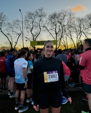 Mariam Habach Instagram - la historia de buenos aires se cuenta diferente a lo vivido, inusual y llena de emoción.
más allá de una carrera de veintiún kilómetros en otro país que fue conocerla corriendo por sus calles emblemáticas, después de ocho meses corrí mi primera carrera internacional que fue toda una aventura, en este caso mi segundo medio maraton.
la carrera la vi por Instagram, investigue y me pareció increíble poderla correr, compré mi ticket de la carrera y dos semanas antes pasajes. Al principio dudé full en ir pero al final no podía dejar de perderme esta oportunidad que tenía para poderla vivir.
Tengo amigos viviendo en Argentina, así que fue ideal verlos y poder compartir después de tantos años.
A parte de correr y enamorarme, comí divino, me tomé después de la carrera un buen vino, comí demasiados alfajores, tuve buenas conversaciones y me vine de nuevo feliz.
Este viaje, jamás lo olvidaré.