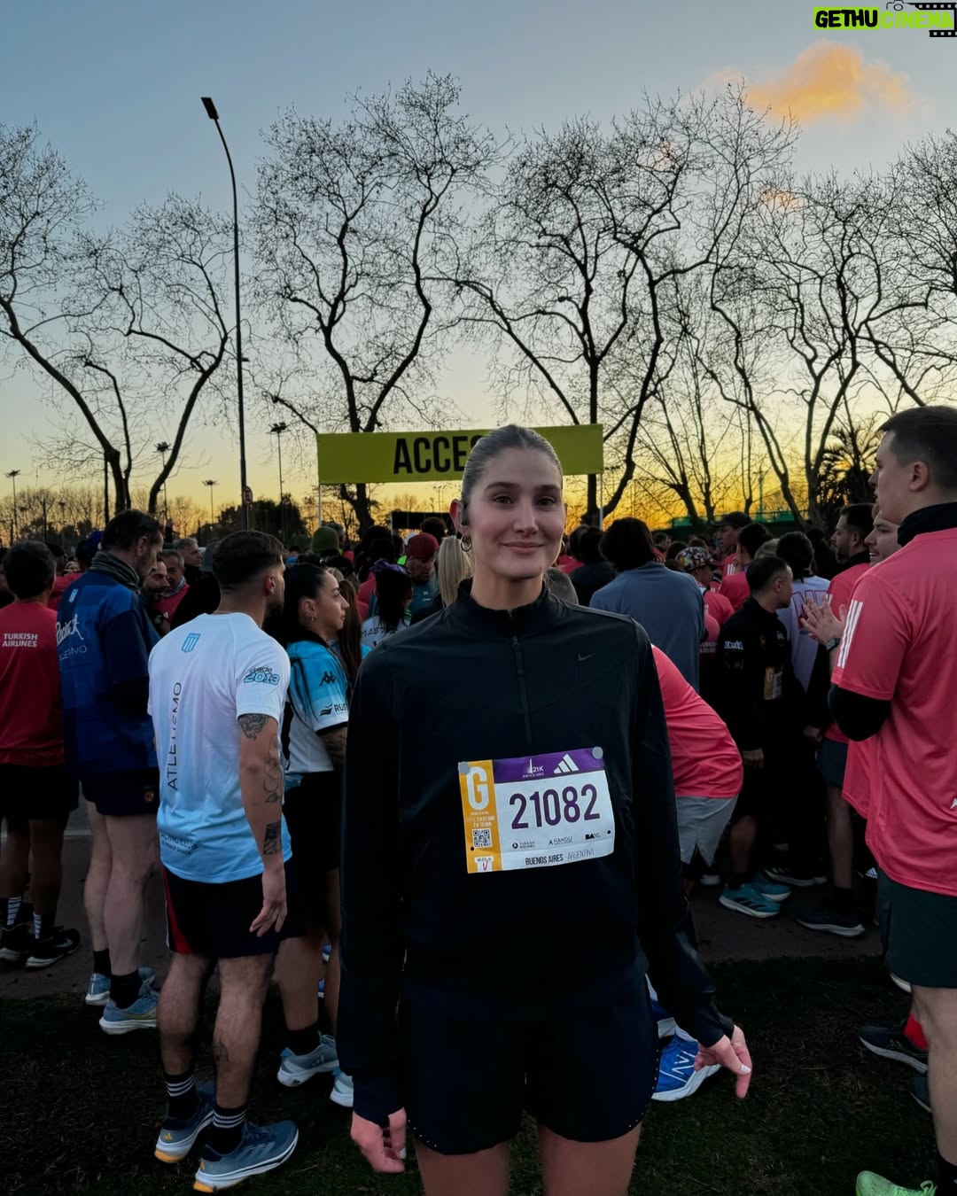 Mariam Habach - 24.7K Likes - la historia de buenos aires se cuenta diferente a lo vivido, inusual y llena de emoción. 

más allá de una carrera de veintiún kilómetros en otro país que fue conocerla corriendo por sus calles emblemáticas, después de ocho meses corrí mi primera carrera internacional que fue toda una aventura, en este caso mi segundo medio maraton.

la carrera la vi por Instagram, investigue y me pareció increíble poderla correr, compré mi ticket de la carrera y dos semanas antes pasajes. Al principio dudé full en ir pero al final no podía dejar de perderme esta oportunidad que tenía para poderla vivir. 
Tengo amigos viviendo en Argentina, así que fue ideal verlos y poder compartir después de tantos años. 

A parte de correr y enamorarme, comí divino, me tomé después de la carrera un buen vino, comí demasiados alfajores, tuve buenas conversaciones y me vine de nuevo feliz. 

Este viaje, jamás lo olvidaré.