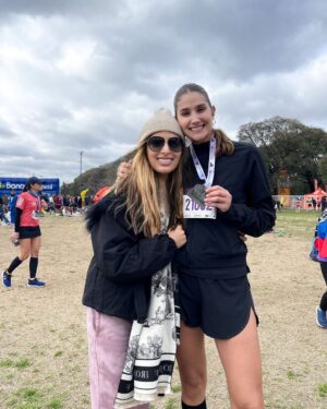Mariam Habach Instagram - la historia de buenos aires se cuenta diferente a lo vivido, inusual y llena de emoción.
más allá de una carrera de veintiún kilómetros en otro país que fue conocerla corriendo por sus calles emblemáticas, después de ocho meses corrí mi primera carrera internacional que fue toda una aventura, en este caso mi segundo medio maraton.
la carrera la vi por Instagram, investigue y me pareció increíble poderla correr, compré mi ticket de la carrera y dos semanas antes pasajes. Al principio dudé full en ir pero al final no podía dejar de perderme esta oportunidad que tenía para poderla vivir.
Tengo amigos viviendo en Argentina, así que fue ideal verlos y poder compartir después de tantos años.
A parte de correr y enamorarme, comí divino, me tomé después de la carrera un buen vino, comí demasiados alfajores, tuve buenas conversaciones y me vine de nuevo feliz.
Este viaje, jamás lo olvidaré.
