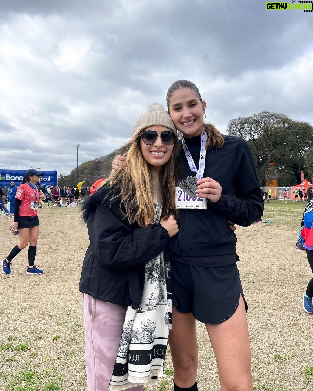 Mariam Habach - 24.7K Likes - la historia de buenos aires se cuenta diferente a lo vivido, inusual y llena de emoción. 

más allá de una carrera de veintiún kilómetros en otro país que fue conocerla corriendo por sus calles emblemáticas, después de ocho meses corrí mi primera carrera internacional que fue toda una aventura, en este caso mi segundo medio maraton.

la carrera la vi por Instagram, investigue y me pareció increíble poderla correr, compré mi ticket de la carrera y dos semanas antes pasajes. Al principio dudé full en ir pero al final no podía dejar de perderme esta oportunidad que tenía para poderla vivir. 
Tengo amigos viviendo en Argentina, así que fue ideal verlos y poder compartir después de tantos años. 

A parte de correr y enamorarme, comí divino, me tomé después de la carrera un buen vino, comí demasiados alfajores, tuve buenas conversaciones y me vine de nuevo feliz. 

Este viaje, jamás lo olvidaré.