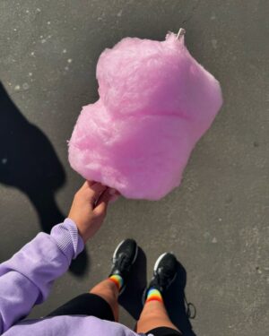 Mariam Habach Instagram - la historia de buenos aires se cuenta diferente a lo vivido, inusual y llena de emoción.
más allá de una carrera de veintiún kilómetros en otro país que fue conocerla corriendo por sus calles emblemáticas, después de ocho meses corrí mi primera carrera internacional que fue toda una aventura, en este caso mi segundo medio maraton.
la carrera la vi por Instagram, investigue y me pareció increíble poderla correr, compré mi ticket de la carrera y dos semanas antes pasajes. Al principio dudé full en ir pero al final no podía dejar de perderme esta oportunidad que tenía para poderla vivir.
Tengo amigos viviendo en Argentina, así que fue ideal verlos y poder compartir después de tantos años.
A parte de correr y enamorarme, comí divino, me tomé después de la carrera un buen vino, comí demasiados alfajores, tuve buenas conversaciones y me vine de nuevo feliz.
Este viaje, jamás lo olvidaré.