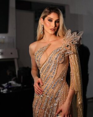 Mariam Habach Instagram - ¡Miss Venezuela 2023! La emoción es la misma desde hace 8 años, volver siempre será un placer 💫 ser miss Venezuela 2015 es realmente mi mayor sueño hecho realidad 🇻🇪
Vestido @nidaldesigner
Makeup @armonqa
Fotografía @luisdmelendeez