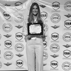 Mariam Habach Instagram - Desde que soy profesional me ha costado mucho creérmelo, porque el ser profesional más allá de obtener un título y ponerlo en la pared con orgullo, es entender el valor y el impacto social que tiene la profesión.
Jamás imaginé cuán importante sería para mí las carreras que estudié, tampoco sabía lo ventajoso que sería.
Las estudié porque simplemente me parecían increíble como profesión y porque me sentía identificada. Si, me imaginé siento buena profesional porque amo lo que hago pero no imaginé lograr lo que he logrado en poco tiempo de graduada.
He estado en muchos escenarios, unas veces modelando, otras dando conferencias tradicionales, charlas pero estar en un escenario dando una conferencia en un congreso era algo que lo veía pero un poco lejos.
Me ha costado llegar aquí, me ha costado que crean en mi como profesional, me ha costado creer en mi.
Aquí estoy desbloqueando 🔓
Gracias a todos los que creen en mi, poco a poco confío más.