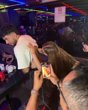 Marian Franco Instagram - Gracias a todos lo que asistieron a @queens.mexicocity ayer a la firma de autógrafos, la pasamos increíble fue muy divertido conocerlos 🥳🥳🥳 los amo!!! ♥️♥️♥️ Gracias: @el_tal_rick 🙌🏻🙌🏻