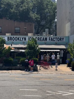Mariana Kupfer Instagram - Hoje fizemos o ā possĆvel ā num calor extremo de 36 graus mas sensação de 50 ahahah!
ComeƧamos o dia pegando um metrƓ e fomos pro Brooklyn. Passeamos, almoƧamos e voltamos pra Manhattan pra continuar turistando.
Confesso que joguei a toalha e encerramos o dia mais cedoā¦.
Eu passo mal com esses dias tĆ£o quentesš„š„š„
Estou deixando dicas de tudo nos stories pra vcs e aceito dicas tb!
#marievickyviajam #nyc