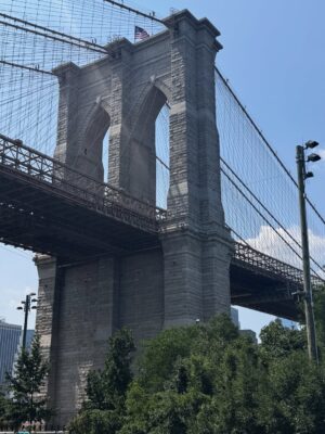 Mariana Kupfer Instagram - Hoje fizemos o ā possĆvel ā num calor extremo de 36 graus mas sensação de 50 ahahah!
ComeƧamos o dia pegando um metrƓ e fomos pro Brooklyn. Passeamos, almoƧamos e voltamos pra Manhattan pra continuar turistando.
Confesso que joguei a toalha e encerramos o dia mais cedoā¦.
Eu passo mal com esses dias tĆ£o quentesš„š„š„
Estou deixando dicas de tudo nos stories pra vcs e aceito dicas tb!
#marievickyviajam #nyc
