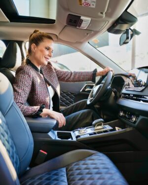 Mariana Kupfer Instagram - O novo Outlander @mitsubishimotorsbr se destaca como um suv hĆbrido plug-in que combina desempenho, eficiĆŖncia e sofisticação, com foco em tecnologia, conforto e espaƧo. Passem pro lado e vejam detalhes dessa nave maravilhosa!
Para agendar seu test drive, vÔ até a concessionÔria Mitsubishi mais próxima de vc.
#mitsubishi
Fotos: @leonardovilalobos_ @omarcomachado