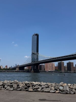Mariana Kupfer Instagram - Hoje fizemos o ā possĆvel ā num calor extremo de 36 graus mas sensação de 50 ahahah!
ComeƧamos o dia pegando um metrƓ e fomos pro Brooklyn. Passeamos, almoƧamos e voltamos pra Manhattan pra continuar turistando.
Confesso que joguei a toalha e encerramos o dia mais cedoā¦.
Eu passo mal com esses dias tĆ£o quentesš„š„š„
Estou deixando dicas de tudo nos stories pra vcs e aceito dicas tb!
#marievickyviajam #nyc