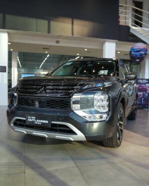 Mariana Kupfer Instagram - O novo Outlander @mitsubishimotorsbr se destaca como um suv hĆbrido plug-in que combina desempenho, eficiĆŖncia e sofisticação, com foco em tecnologia, conforto e espaƧo. Passem pro lado e vejam detalhes dessa nave maravilhosa!
Para agendar seu test drive, vÔ até a concessionÔria Mitsubishi mais próxima de vc.
#mitsubishi
Fotos: @leonardovilalobos_ @omarcomachado