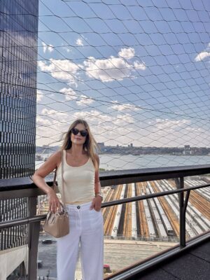 Mariana Kupfer Instagram - Chegamos em NY e fomos bater perna num calor insano rsrs!
Passeamos pelo west village e viemos ao The Vessel.
Estou deixando dicas de tudo nos stories e vou deixar salvo nos destaques tb!
#marievickyviajam #nyc