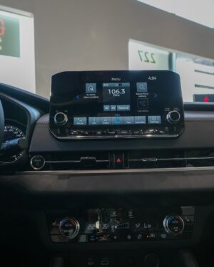 Mariana Kupfer Instagram - O novo Outlander @mitsubishimotorsbr se destaca como um suv hĆbrido plug-in que combina desempenho, eficiĆŖncia e sofisticação, com foco em tecnologia, conforto e espaƧo. Passem pro lado e vejam detalhes dessa nave maravilhosa!
Para agendar seu test drive, vÔ até a concessionÔria Mitsubishi mais próxima de vc.
#mitsubishi
Fotos: @leonardovilalobos_ @omarcomachado