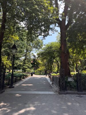 Mariana Kupfer Instagram - Chegamos em NY e fomos bater perna num calor insano rsrs!
Passeamos pelo west village e viemos ao The Vessel.
Estou deixando dicas de tudo nos stories e vou deixar salvo nos destaques tb!
#marievickyviajam #nyc