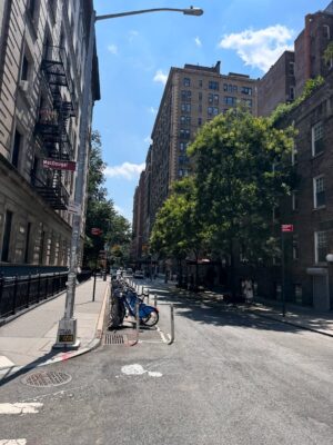 Mariana Kupfer Instagram - Chegamos em NY e fomos bater perna num calor insano rsrs!
Passeamos pelo west village e viemos ao The Vessel.
Estou deixando dicas de tudo nos stories e vou deixar salvo nos destaques tb!
#marievickyviajam #nyc