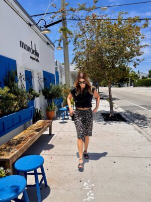 Mariana Kupfer Instagram - When in Miamiā¦
Dia quente e delicioso com essas companhias maravilhosas;
@mariniro @isabellafiorentino Vicky.
AlmoƧamos num grego maravilhoso no Design District.
@mandolinrestaurants
Vou deixar vƔrias dicas aqui e nos stories tƔ?
#marievickyviajam #miami