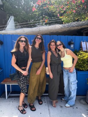Mariana Kupfer Instagram - When in Miamiā¦
Dia quente e delicioso com essas companhias maravilhosas;
@mariniro @isabellafiorentino Vicky.
AlmoƧamos num grego maravilhoso no Design District.
@mandolinrestaurants
Vou deixar vƔrias dicas aqui e nos stories tƔ?
#marievickyviajam #miami