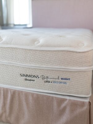 Mariana Kupfer Instagram - Reformamos o quarto da Vicky e optamos por esse colchão Simmons na cama dela.
JÔ é o segundo colchão da marca que temos e só temos elogios.
A marca @simmons.colchoes investe em alta tecnologia e inclusive é a inventora das molas ensacadas que completa 100 anos dessa invenção revolucionÔria agora em 2025.
Esta nos melhores hotĆ©is em mais de 100 paĆses.
O colchĆ£o Simmons Bamboo Bothanical Ć© um colchĆ£o de molas ensacadas que traz e alĆvio nos pontos de pressĆ£o corporal. Tem um tecido especial com viscose de bambu, fios de linho e nanotecnologia Coreon, que dissipa a energia estĆ”tica do corpo para um sono relaxante.
Para saber mais, entre no site
simmons.com.br ou visite uma das diversas lojas no Brasil.
Passem pro lado e vejam como é perfeito esse colchão!
#simmons #quartoteen #reformadoquarto