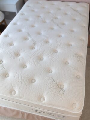 Mariana Kupfer Instagram - Reformamos o quarto da Vicky e optamos por esse colchão Simmons na cama dela.
JÔ é o segundo colchão da marca que temos e só temos elogios.
A marca @simmons.colchoes investe em alta tecnologia e inclusive é a inventora das molas ensacadas que completa 100 anos dessa invenção revolucionÔria agora em 2025.
Esta nos melhores hotĆ©is em mais de 100 paĆses.
O colchĆ£o Simmons Bamboo Bothanical Ć© um colchĆ£o de molas ensacadas que traz e alĆvio nos pontos de pressĆ£o corporal. Tem um tecido especial com viscose de bambu, fios de linho e nanotecnologia Coreon, que dissipa a energia estĆ”tica do corpo para um sono relaxante.
Para saber mais, entre no site
simmons.com.br ou visite uma das diversas lojas no Brasil.
Passem pro lado e vejam como é perfeito esse colchão!
#simmons #quartoteen #reformadoquarto