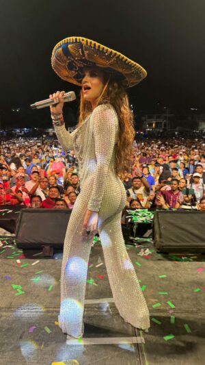 Mariana Seoane Instagram - GRACIAS SAN ANDRÉS TUXTLA VERACRUZ por tanto amor❤️ su alegría, su canto, sus gritos y celebrando con nosotros nuestras fiestas patrias @aaronysugrupoilusion.oficial 🇲🇽❤️🎉🎤💃🏻 a mi equipo @artflandes vestuarios @akylesfigueroa y @angel.farfalla @tavonito98 y video by mi @johnymonteroo ❤️🙏🏽