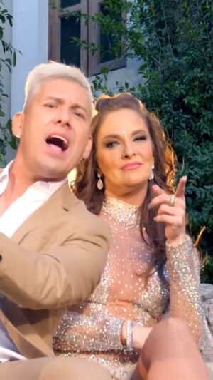 Mariana Seoane Instagram - ¡Desde que te fuiste me va DPM! 🎤🎶 Tenemos nuevo video, mis amores ▶️ #MarianaSeoane #MikeBalmory #DPM #MúsicaNueva