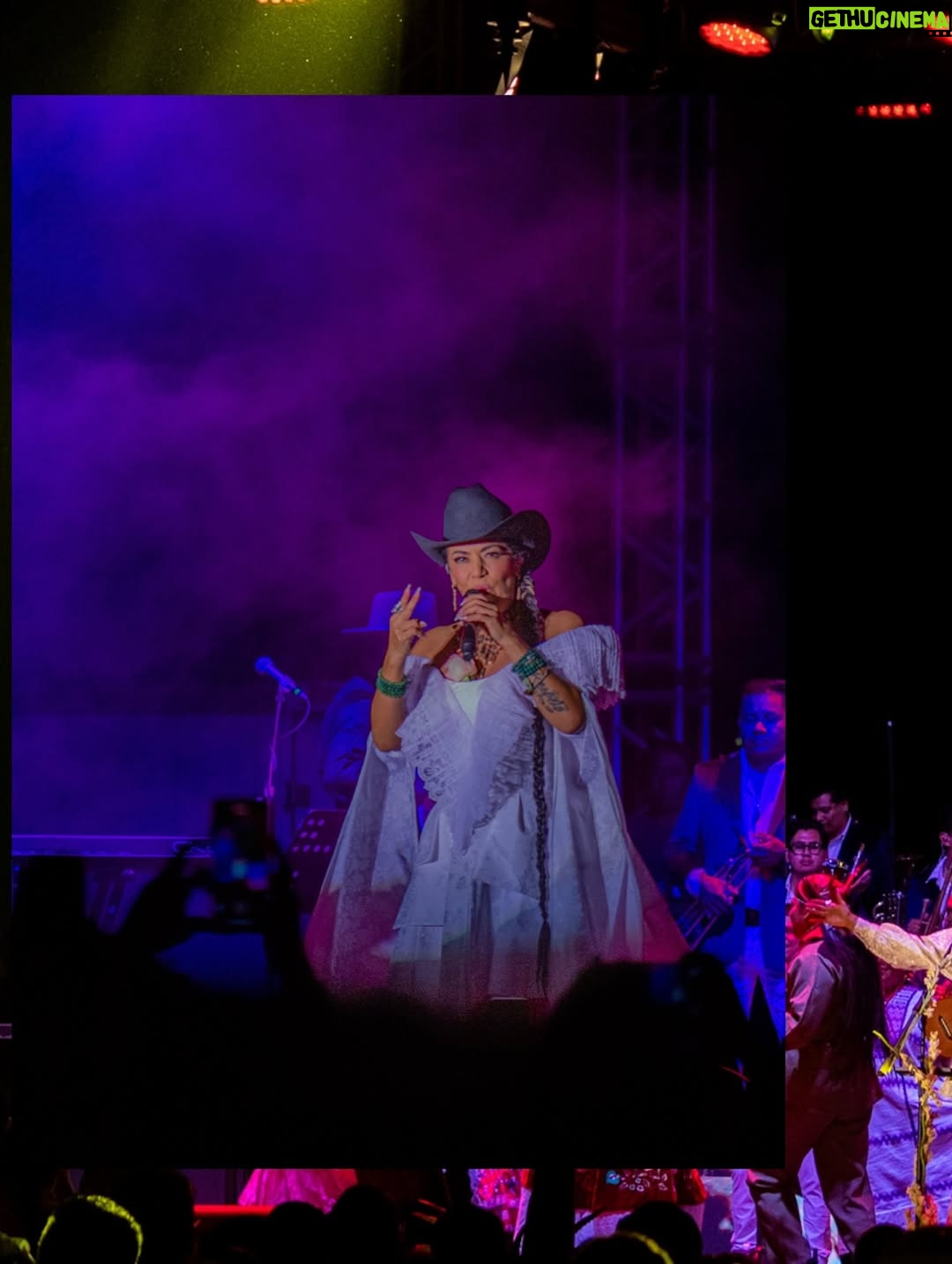 Mariana Seoane - 3.5K Likes - La noche del 16 de Julio, @liladowns ofreció un concierto en Oaxaca en el marco de las fiestas de Guelaguetza, donde miles de asistentes corearon sus éxitos ! 🌺✨

Teniendo de invitados @laseoaneoficial, @costamiaorq, @btierramojada, @aimararista entre otros.

Sin duda fue un concierto que se disfrutó ❤️