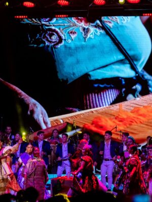 Mariana Seoane Instagram - La noche del 16 de Julio, @liladowns ofreció un concierto en Oaxaca en el marco de las fiestas de Guelaguetza, donde miles de asistentes corearon sus éxitos ! 🌺✨

Teniendo de invitados @laseoaneoficial, @costamiaorq, @btierramojada, @aimararista entre otros.

Sin duda fue un concierto que se disfrutó ❤️