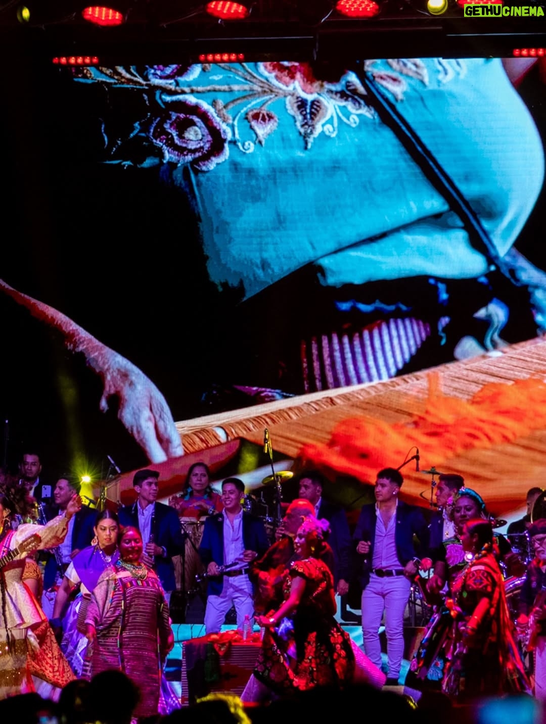 Mariana Seoane - 3.5K Likes - La noche del 16 de Julio, @liladowns ofreció un concierto en Oaxaca en el marco de las fiestas de Guelaguetza, donde miles de asistentes corearon sus éxitos ! 🌺✨

Teniendo de invitados @laseoaneoficial, @costamiaorq, @btierramojada, @aimararista entre otros.

Sin duda fue un concierto que se disfrutó ❤️