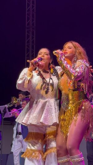 Mariana Seoane Instagram - Por momentos como este no hay más que agradecimiento a Dios por haberlo vivido 🙏🏽🥰 maestra amada @liladowns gracias por compartirme tu escenario, tu música y en tu tierra tan poderosa Oaxaca! Arrancando la Guelaguetza con este gran concierto ante más de 15 mil personas!! Gracias a todo a tu equipo, músicos. staff a @banda_misteriosa a @btierramojada a @benitoxcd y a el público q me recibió con tanto amor!! Momentos inolvidables!  Gracias por tus fotos @johnnycastellanos y a mi @johnymonteroo @nicopr.mx por tan hermoso video! A mi equipo @artflandes @akylesfigueroa @tavonito98 y a mi manager querida #ElsaLopez de @lasonoradinamita 🙏🏽❤️🇲🇽👑🎉💃🏻🎤🥰 #Oaxaca #guelaguetza
