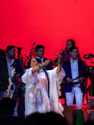Mariana Seoane Instagram - La noche del 16 de Julio, @liladowns ofreció un concierto en Oaxaca en el marco de las fiestas de Guelaguetza, donde miles de asistentes corearon sus éxitos ! 🌺✨

Teniendo de invitados @laseoaneoficial, @costamiaorq, @btierramojada, @aimararista entre otros.

Sin duda fue un concierto que se disfrutó ❤️