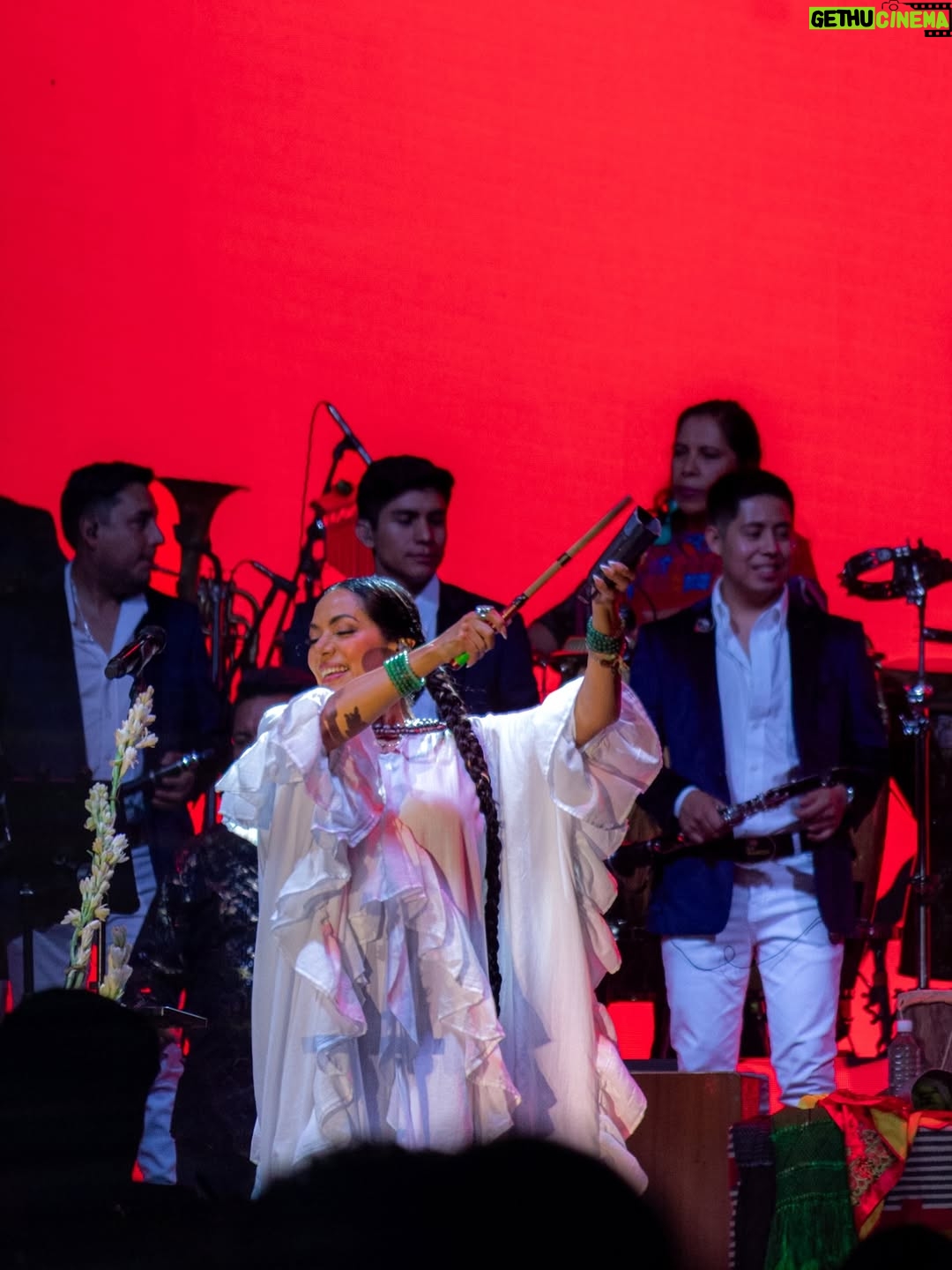 Mariana Seoane - 3.5K Likes - La noche del 16 de Julio, @liladowns ofreció un concierto en Oaxaca en el marco de las fiestas de Guelaguetza, donde miles de asistentes corearon sus éxitos ! 🌺✨

Teniendo de invitados @laseoaneoficial, @costamiaorq, @btierramojada, @aimararista entre otros.

Sin duda fue un concierto que se disfrutó ❤️