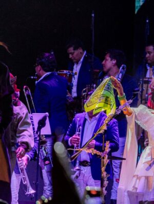 Mariana Seoane Instagram - La noche del 16 de Julio, @liladowns ofreció un concierto en Oaxaca en el marco de las fiestas de Guelaguetza, donde miles de asistentes corearon sus éxitos ! 🌺✨
Teniendo de invitados @laseoaneoficial, @costamiaorq, @btierramojada, @aimararista entre otros.
Sin duda fue un concierto que se disfrutó ❤️