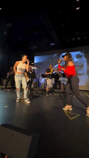 Mariana Seoane Instagram - Power Woman en el escenario del #Lunario con mi querida #GalaMontes 🎤💞 #MarianaSeoane #Ensayos #TBT #LaReinaDeLaCumbia #LaNiñaBuena