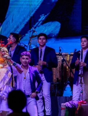 Mariana Seoane Instagram - La noche del 16 de Julio, @liladowns ofreció un concierto en Oaxaca en el marco de las fiestas de Guelaguetza, donde miles de asistentes corearon sus éxitos ! 🌺✨

Teniendo de invitados @laseoaneoficial, @costamiaorq, @btierramojada, @aimararista entre otros.

Sin duda fue un concierto que se disfrutó ❤️