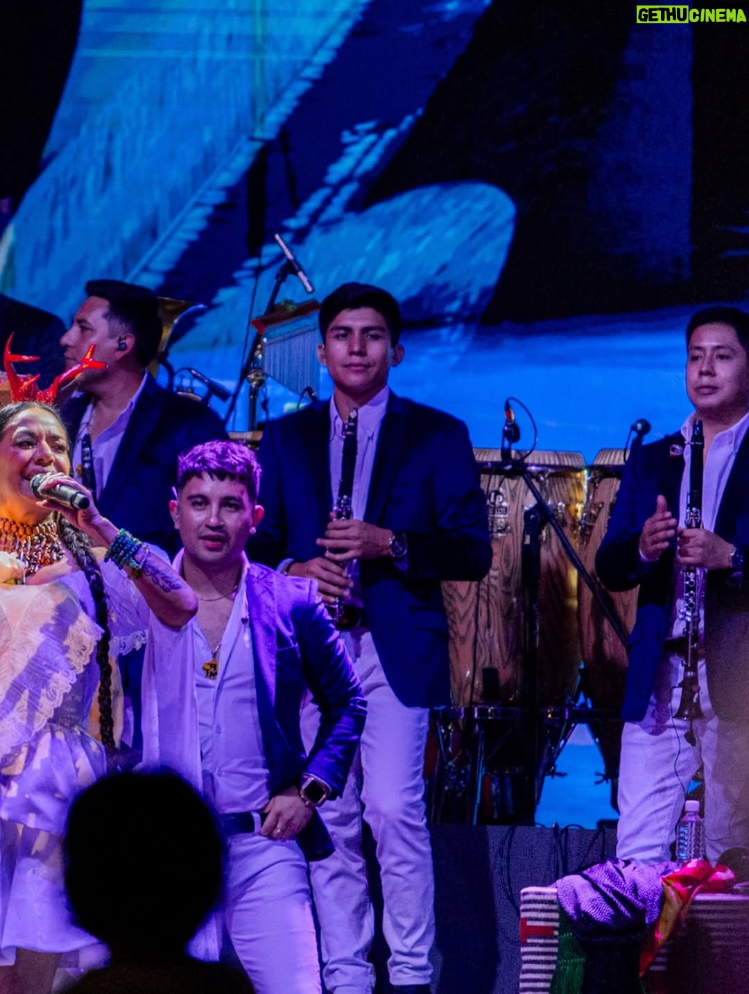 Mariana Seoane - 3.5K Likes - La noche del 16 de Julio, @liladowns ofreció un concierto en Oaxaca en el marco de las fiestas de Guelaguetza, donde miles de asistentes corearon sus éxitos ! 🌺✨

Teniendo de invitados @laseoaneoficial, @costamiaorq, @btierramojada, @aimararista entre otros.

Sin duda fue un concierto que se disfrutó ❤️