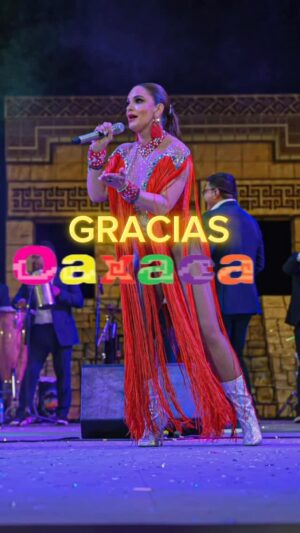 Mariana Seoane Instagram - Gracias #oaxaca por hacerme parte de tu #guelaguetza2025 y recibirme con tanto amor ❤️💃🏻🎤 lo disfrutamos mucho! 🥰

Aqui les dejo estas maravillosas fotos como un adelanto de esta hermosa experiencia con este gran público los amo. 

📸 @a_fcoramos @jhonnycastellanosoax