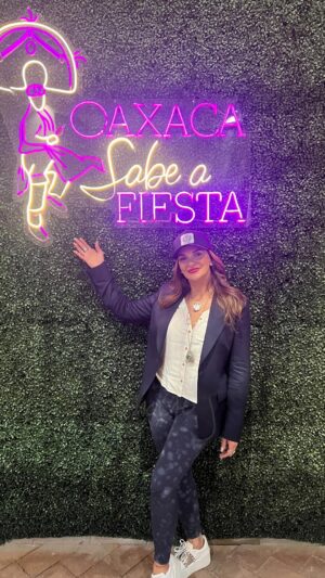 Mariana Seoane Instagram - Feliz de volver a la #guelaguetza2025 gracias por hacerme parte de sus momentos más importantes! 

Me tocó Bazar “El baúl de mi amiga Lila” @liladowns 
Gracias @benitoxcd 🫰🏽🫶🏽
También comer delicioso @casapuga , y en un ratito los espero en el #auditorioguelaguetza #oaxacadejuárez con mis amigos de @aaronysugrupoilusion.oficial para celebrar una noche de cumbia. 🇲🇽

#lareinadelacumbia