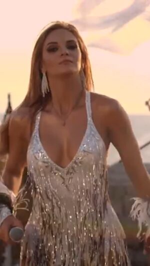 Mariana Seoane Instagram - Ponle play a #NocheDeEstrellas 🎶▶️ #MarianaSeoane ft #AarónYSuGrupoIlusión 🙌🏻 #LaNiñaBuena #LaReinaDeLaCumbia ♥️