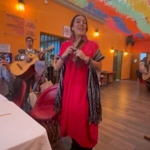 Mariana Seoane Instagram - Que afortunada y agradecida estoy!! Poder celebrar tu maravillosa existencia con tu gente amada, maestra hermosa @liladowns GRACIAS A LA VIDA QUE ME HA DADO TANTO….! Momentos q se quedan en el alma, momentos que se recordarán y me llenan de alegría cuando me abruma la tristeza! Gracias @vicentesaza 🙏🏽❤️👑🎂🥂🎉🍾 te extrañamos @benitoxcd y a Vane también! 🥰