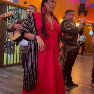 Mariana Seoane Instagram - Que afortunada y agradecida estoy!! Poder celebrar tu maravillosa existencia con tu gente amada, maestra hermosa @liladowns GRACIAS A LA VIDA QUE ME HA DADO TANTO….! Momentos q se quedan en el alma, momentos que se recordarán y me llenan de alegría cuando me abruma la tristeza! Gracias @vicentesaza 🙏🏽❤️👑🎂🥂🎉🍾 te extrañamos @benitoxcd y a Vane también! 🥰