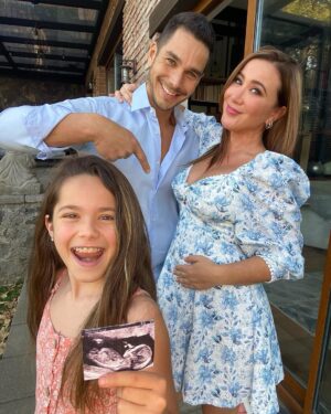 Mariazel Olle Casals Instagram - LA FAMILIA CRECE!! ♥️
Estamos muy felices de compartir con ustedes esta hermosa noticia. Seremos papás nuevamente y Laia una gran hermana mayor. A los que ya se lo imaginaban, qué observadores eh! 😜