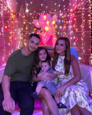 Mariazel Olle Casals Instagram - Desde que era una niña y mis papás, mis hermanos y yo nos subíamos a pasear en una Calandria en Acapulco jamás lo había vuelto a hacer… HASTA HOY! Es lo máximo y lo mejor es que ya no son jaladas por caballos… 🌊🥳🎤