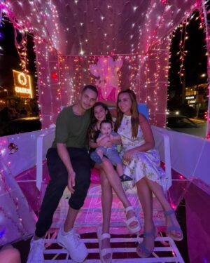 Mariazel Olle Casals Instagram - Desde que era una niña y mis papás, mis hermanos y yo nos subíamos a pasear en una Calandria en Acapulco jamás lo había vuelto a hacer… HASTA HOY! Es lo máximo y lo mejor es que ya no son jaladas por caballos… 🌊🥳🎤