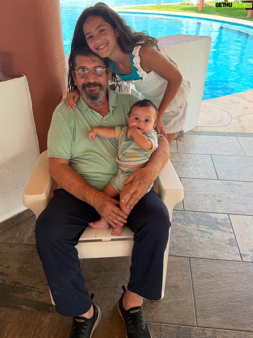 Mariazel Olle Casals - 68.8K Likes - Hoy celebramos tu primer año de vida mi bebé… Verte crecer feliz es todo lo que soñamos y deseamos. 🎁🎈🎂
Gracias por enseñarnos tanto en tan poco tiempo y por recordarnos cada día lo afortunados que somos de tenerte 🩵 TE AMAMOS ANDRÉ! 

#FelizCumpleaños #19DeAgosto