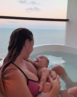 Mariazel Olle Casals Instagram - 6 meses de mucha ternura, muchas sonrisitas, mucho aprendizaje, muchos abrazos, muchos juegos, muchas canciones, mucha felicidad, muchas fotitos y muchísimo amor! Te adoro mi niño! 🩵 #André #19DeAgosto #Atardecer