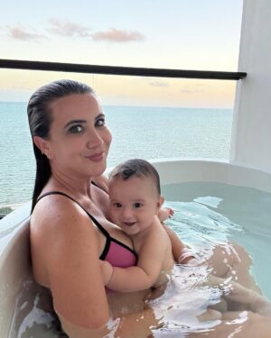 Mariazel Olle Casals Instagram - 6 meses de mucha ternura, muchas sonrisitas, mucho aprendizaje, muchos abrazos, muchos juegos, muchas canciones, mucha felicidad, muchas fotitos y muchísimo amor! Te adoro mi niño! 🩵 #André #19DeAgosto #Atardecer