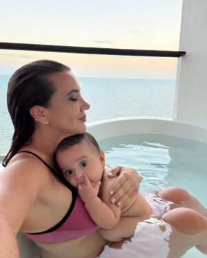 Mariazel Olle Casals Instagram - 6 meses de mucha ternura, muchas sonrisitas, mucho aprendizaje, muchos abrazos, muchos juegos, muchas canciones, mucha felicidad, muchas fotitos y muchísimo amor! Te adoro mi niño! 🩵 #André #19DeAgosto #Atardecer