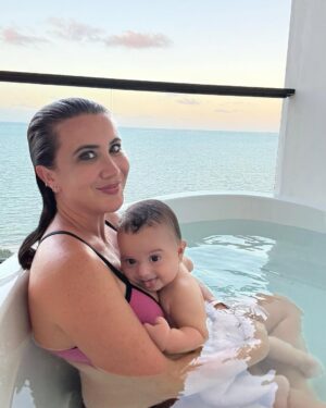 Mariazel Olle Casals Instagram - 6 meses de mucha ternura, muchas sonrisitas, mucho aprendizaje, muchos abrazos, muchos juegos, muchas canciones, mucha felicidad, muchas fotitos y muchísimo amor! Te adoro mi niño! 🩵 #André #19DeAgosto #Atardecer