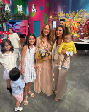 Mariazel Olle Casals Instagram - Celebración en grande del “Día de las Madres” en @programahoy 💖 Felicidades a todas las mamis y a la mía que vive siempre en mi corazón!