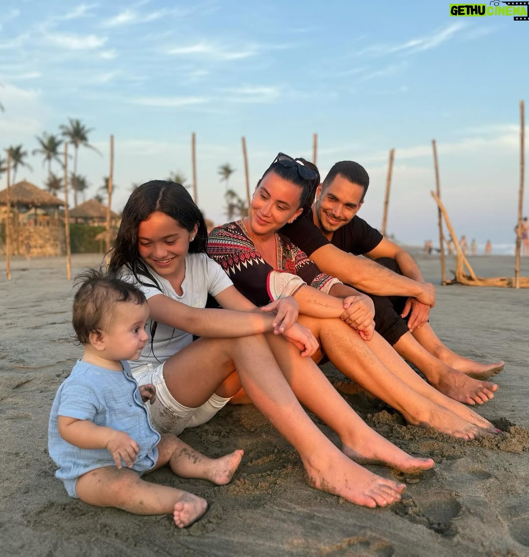 Mariazel Olle Casals - 81.5K Likes - Ámo verte en todas tus facetas, como hijo, como hermano, como profesor, como director, como actor, como esposo… Pero sin duda tu papel más hermoso es el de padre! Amoroso, divertido, presente, responsable, comprometido, generoso, comprensivo! Laia y André son muy afortunados de que seas su papá y yo también de tenerte en mi vida. Feliz día del padre a ti y a todos en su día. #FelizDíaDelPadre @adrianblond 💛